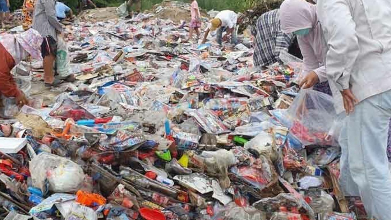 Chon Buri locals flock to collect free toys from waste site
