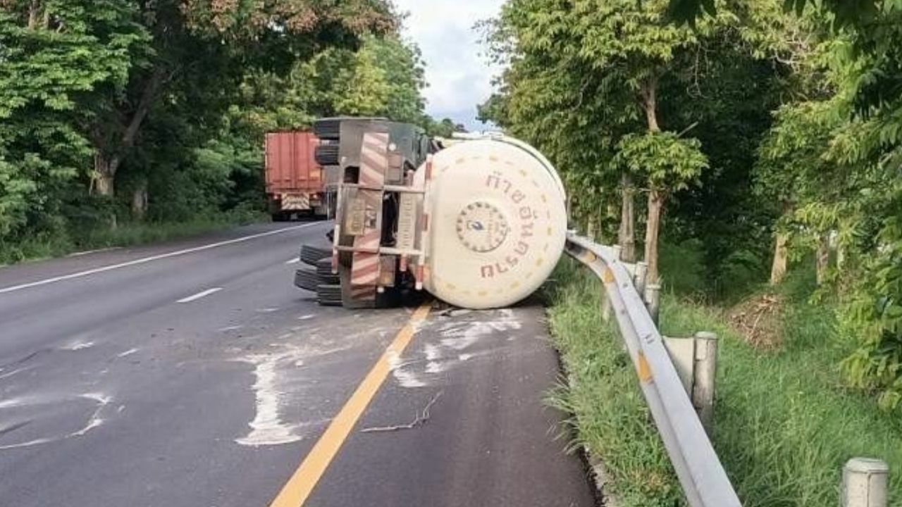 Overturned LPG truck causes road closure in Prachuap Khiri Khan