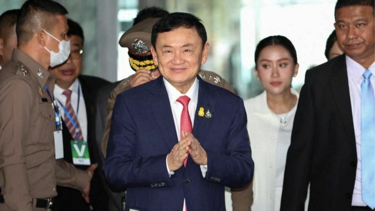 Takin’ the mic! Thaksin pops up to preach on drugs