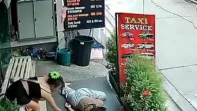 Drunk massage girl’s nap turns into mobile snatch horror