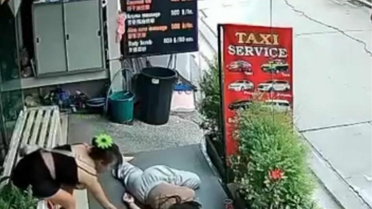 Drunk massage girl’s nap turns into mobile snatch horror