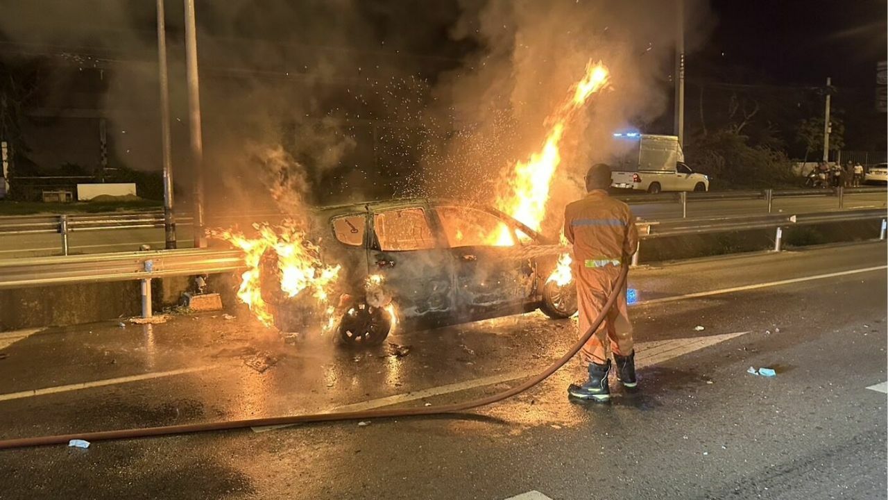 Honda Jazz gutted in Hua Hin car fire on Phetkasem Road