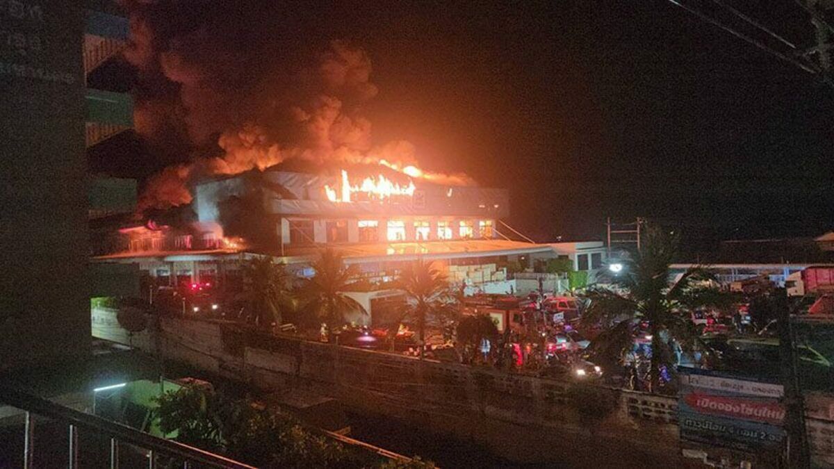 Last night's Bangkok furniture factory fire rages on | News by Thaiger