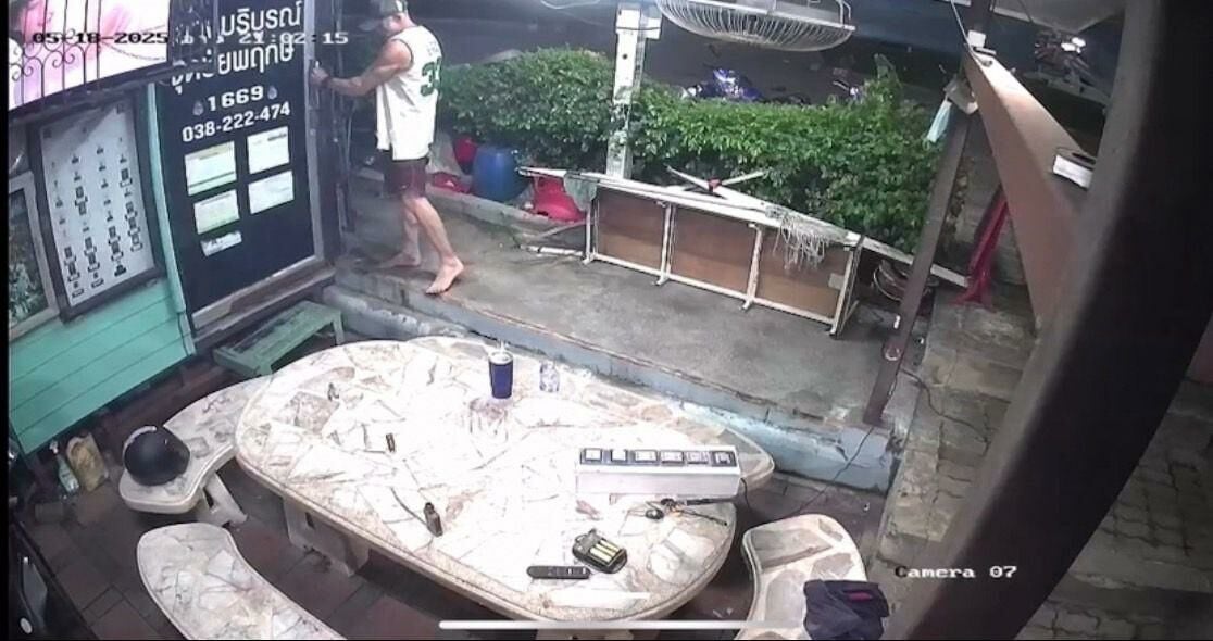 Rescue volunteer shocked as foreigner trashes Pattaya booth | News by Thaiger