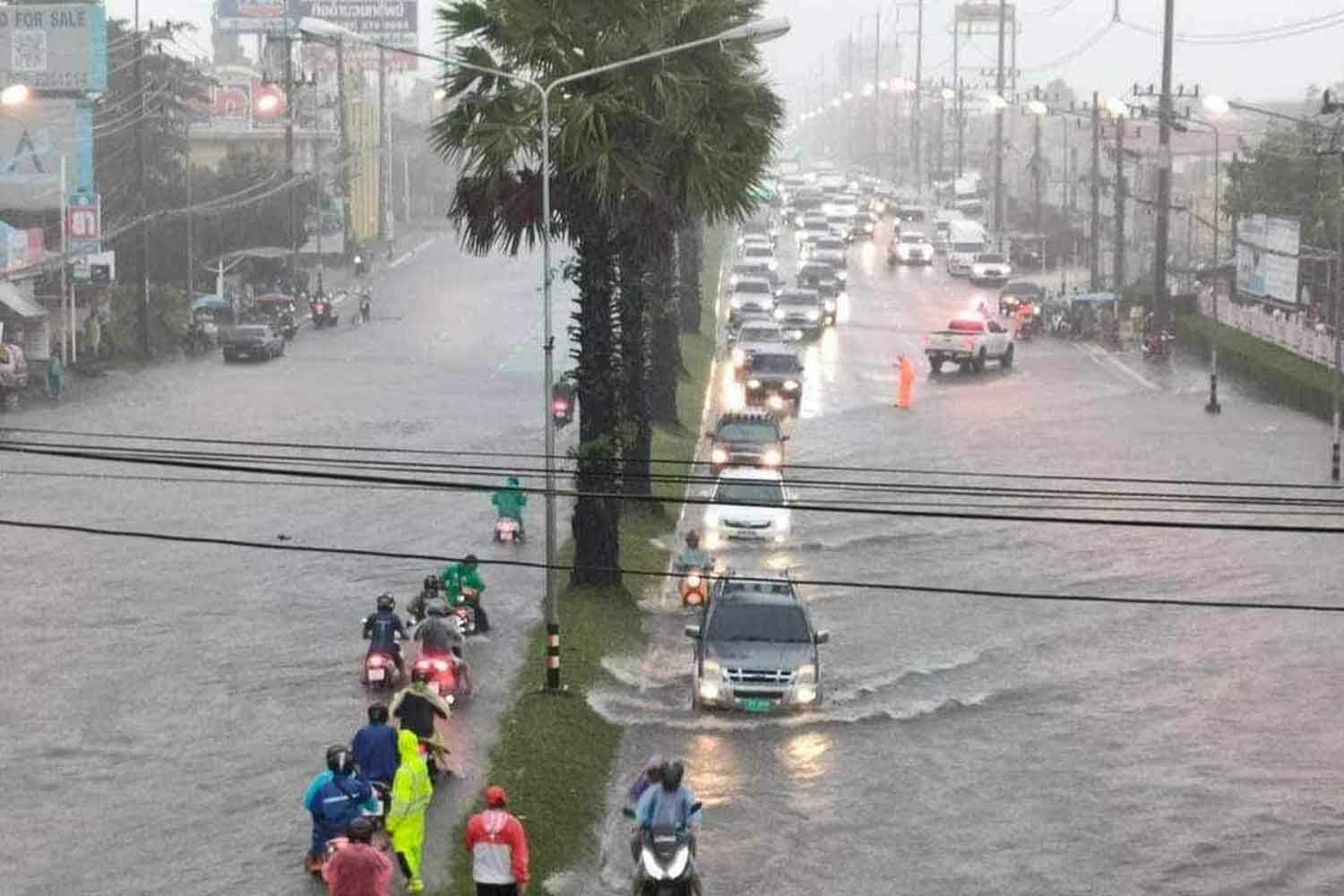 Phuket soaked and stranded as downpours drench tourist zones | News by Thaiger