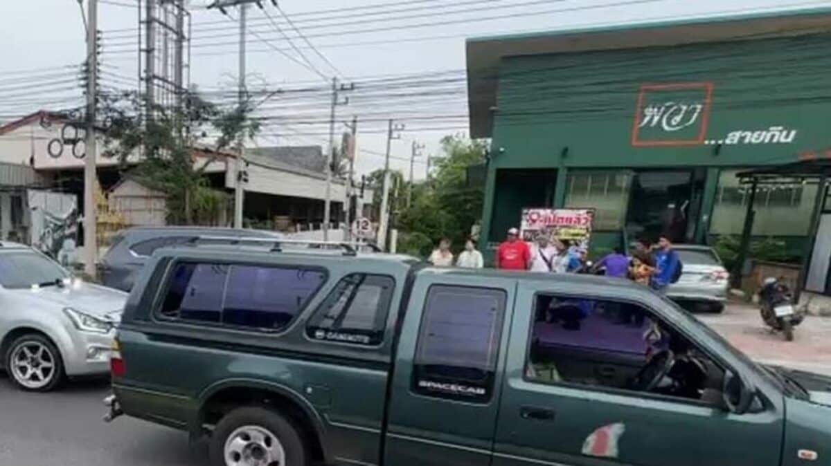 Elderly woman fatally hit by car while crossing road in Samut Songkhram | News by Thaiger
