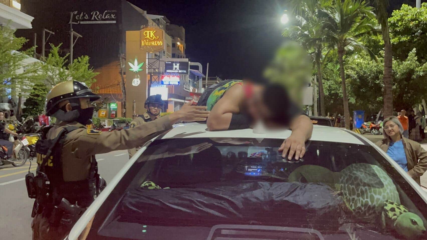 Drunk Indian tourist climbs taxi roof in Pattaya beach meltdown | News by Thaiger