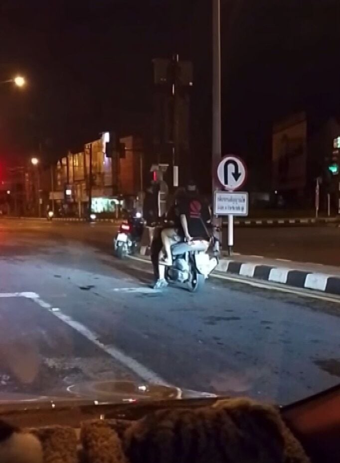 Phuket red mist: Daft foreign tourist climbs traffic light to go green | News by Thaiger