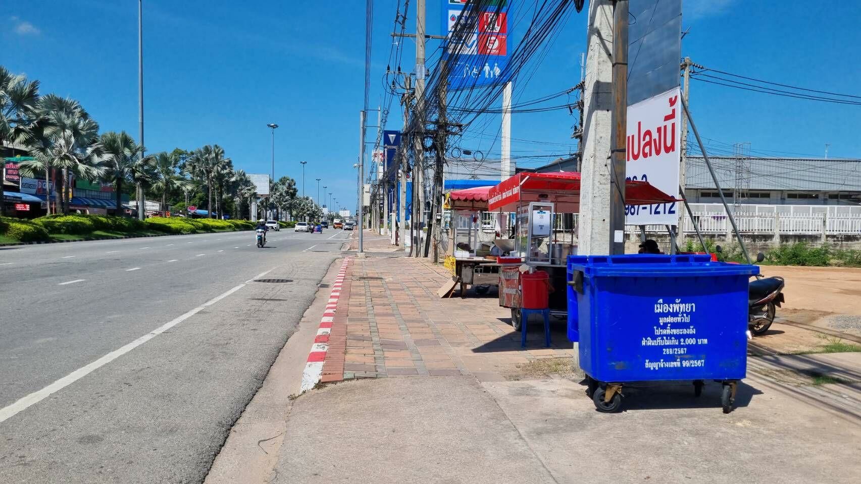 Stark raving nude: Naked men run riot on Pattaya streets | News by Thaiger