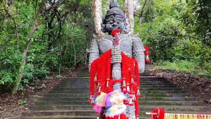 Phayao’s Thao Wessuwan statue draws lottery hopefuls | News by Thaiger