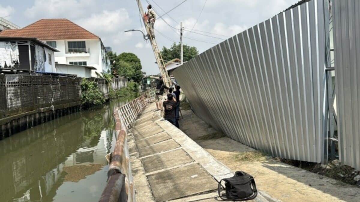Nonthaburi canal walkway subsidence raises safety concerns | News by Thaiger