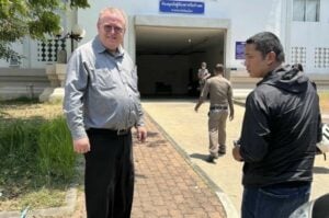 US lecturer wins appeal to remove EM bracelet