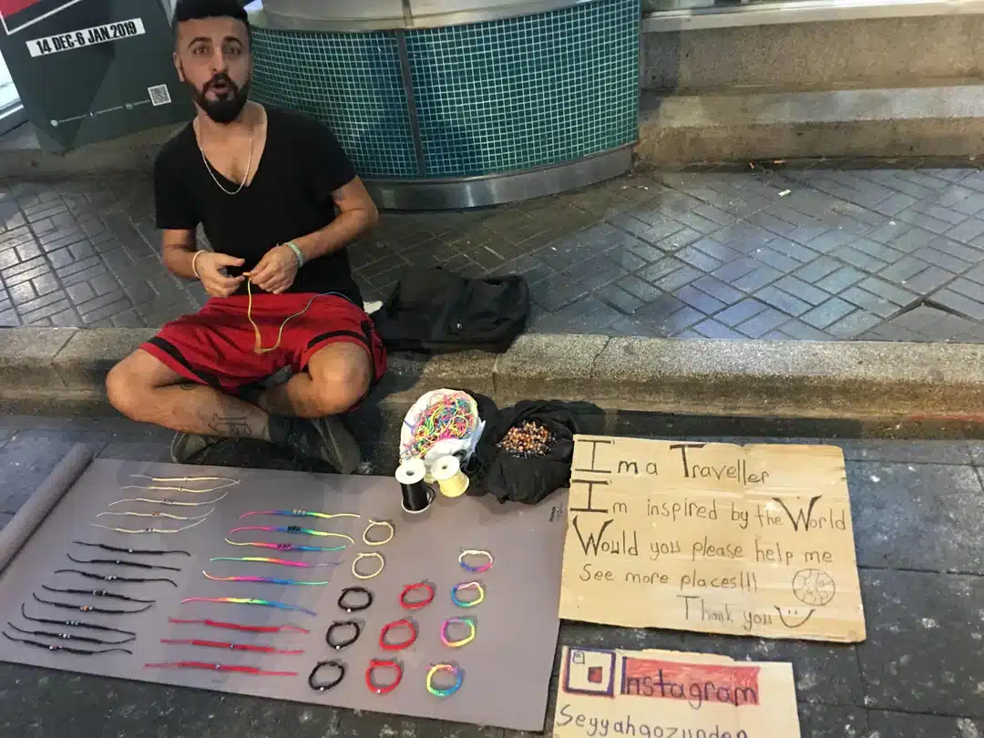 Selling bracelets in order to fund his travels | Photo taken from Jayhcee via Reddit