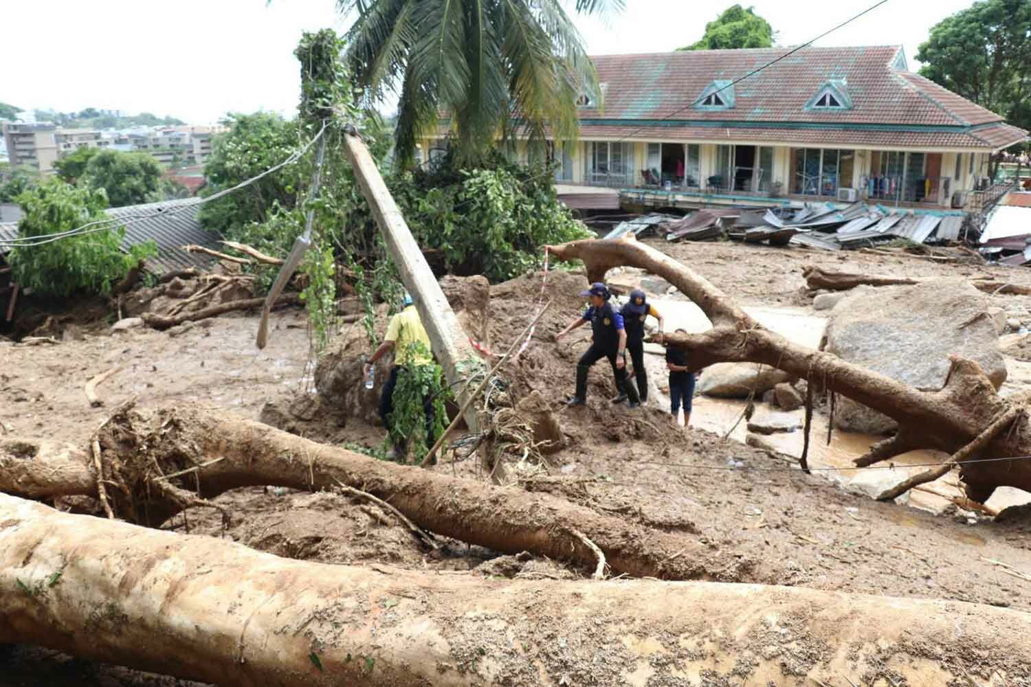 Mud, sweat and tiers: Probe into fatal Phuket landslide stuck in dirt | News by Thaiger