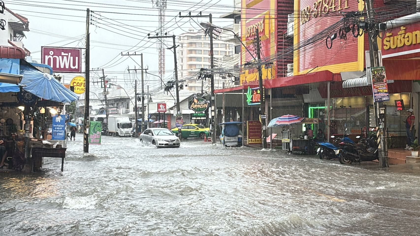 Splash and dash! Pattaya swamped as storm lashes city (video) | News by Thaiger