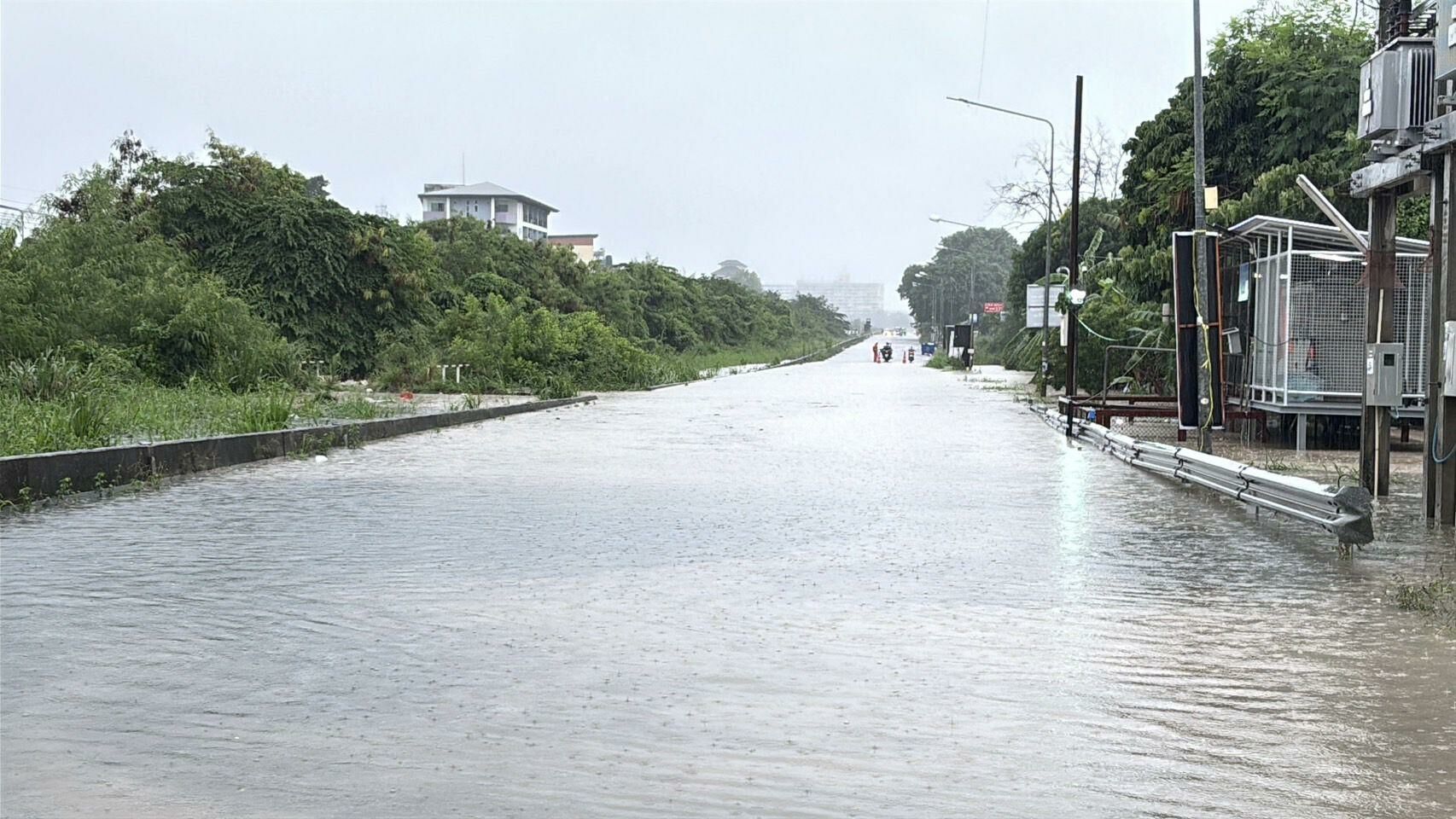 Splash and dash! Pattaya swamped as storm lashes city (video) | News by Thaiger