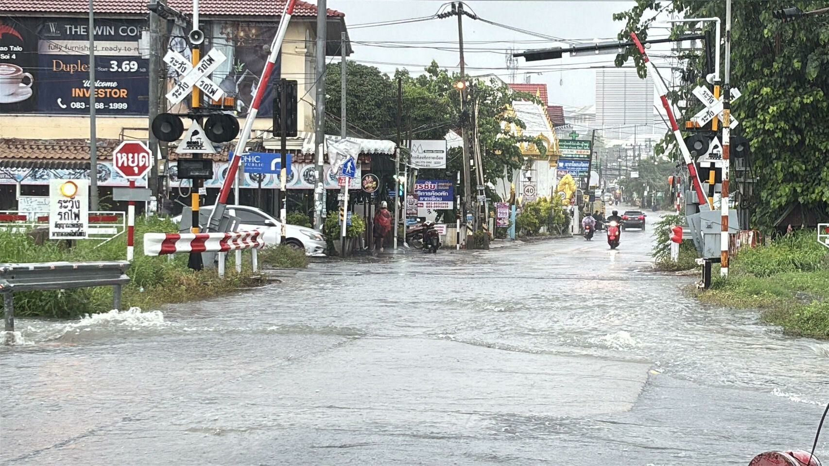 Splash and dash! Pattaya swamped as storm lashes city (video) | News by Thaiger