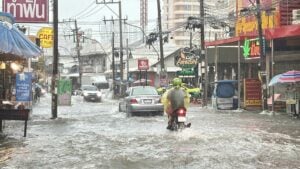 Splash and dash! Pattaya swamped as storm lashes city (video)
