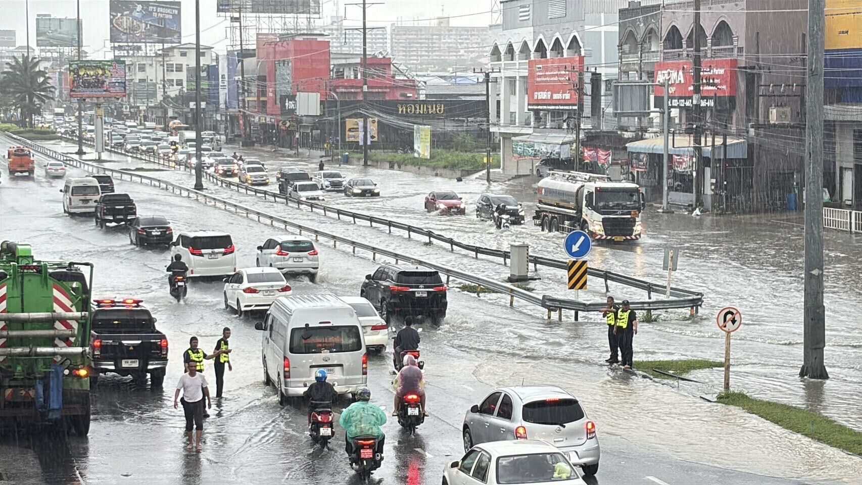 Splash and dash! Pattaya swamped as storm lashes city (video) | News by Thaiger