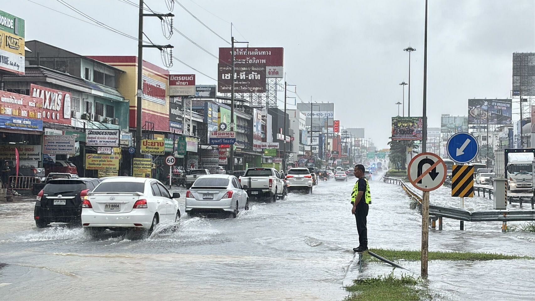 Splash and dash! Pattaya swamped as storm lashes city (video) | News by Thaiger