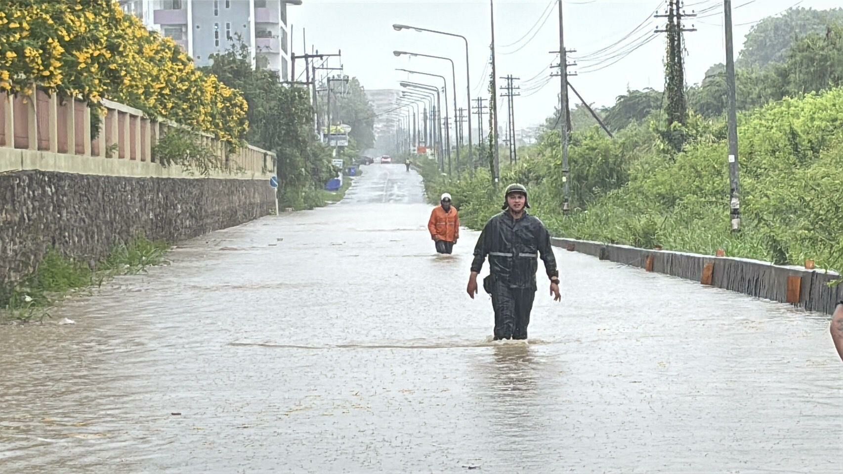 Splash and dash! Pattaya swamped as storm lashes city (video) | News by Thaiger