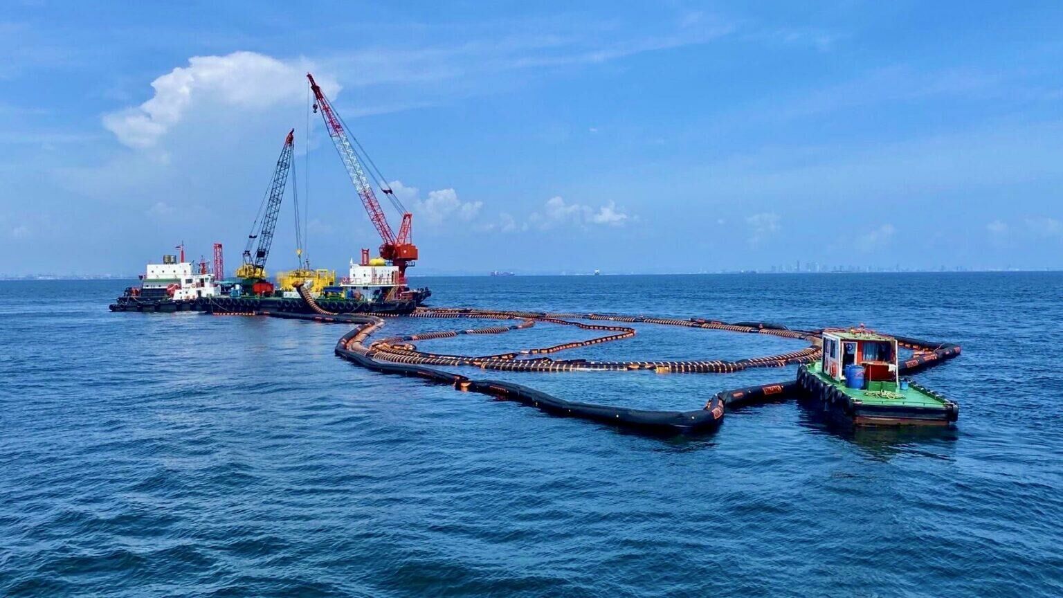 Chon Buri oil spill sparks swift cleanup effort | News by Thaiger