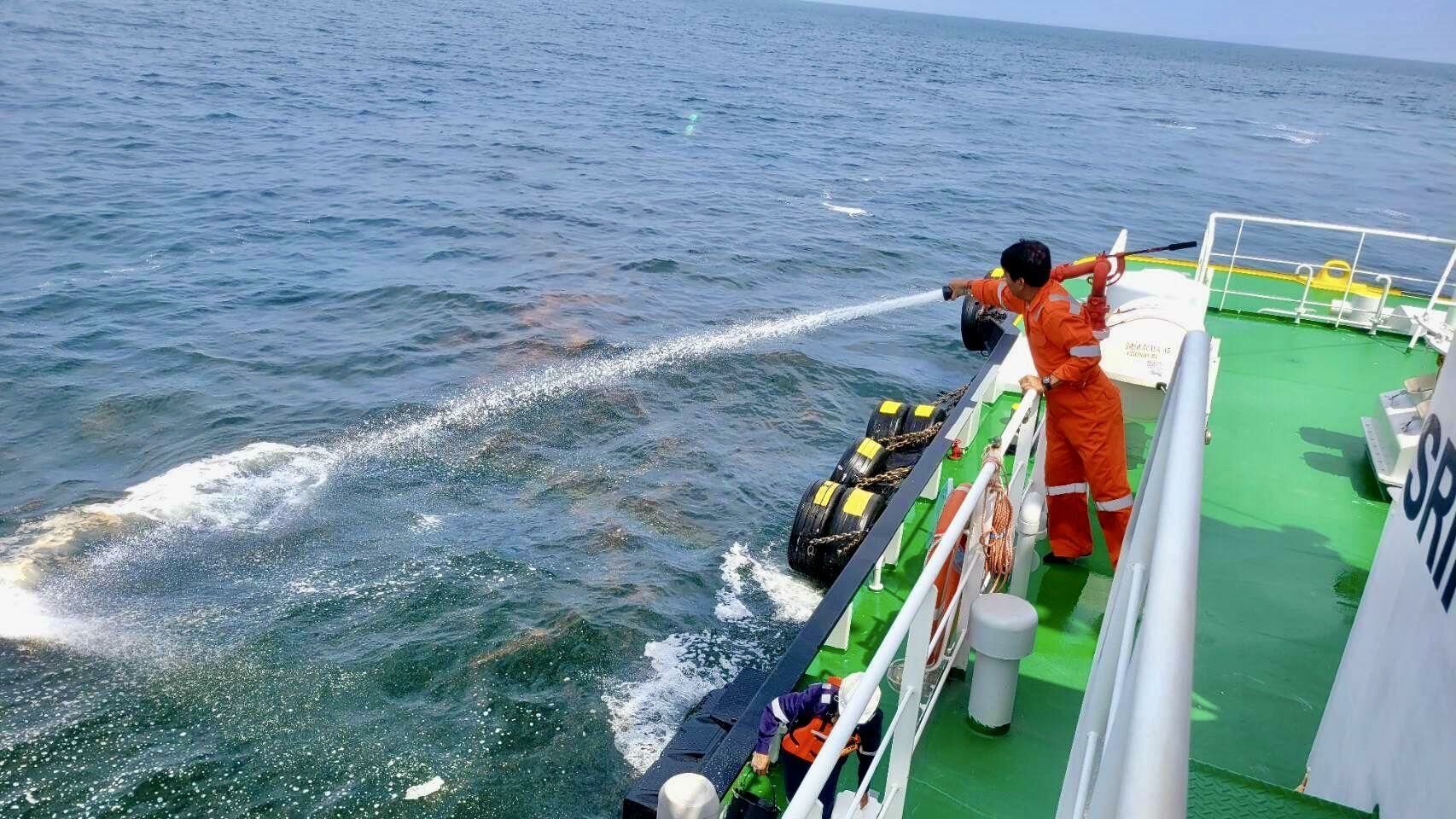 Chon Buri oil spill sparks swift cleanup effort | News by Thaiger