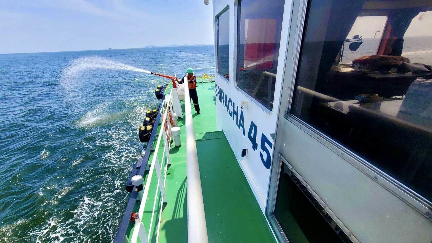 Chon Buri oil spill sparks swift cleanup effort | News by Thaiger