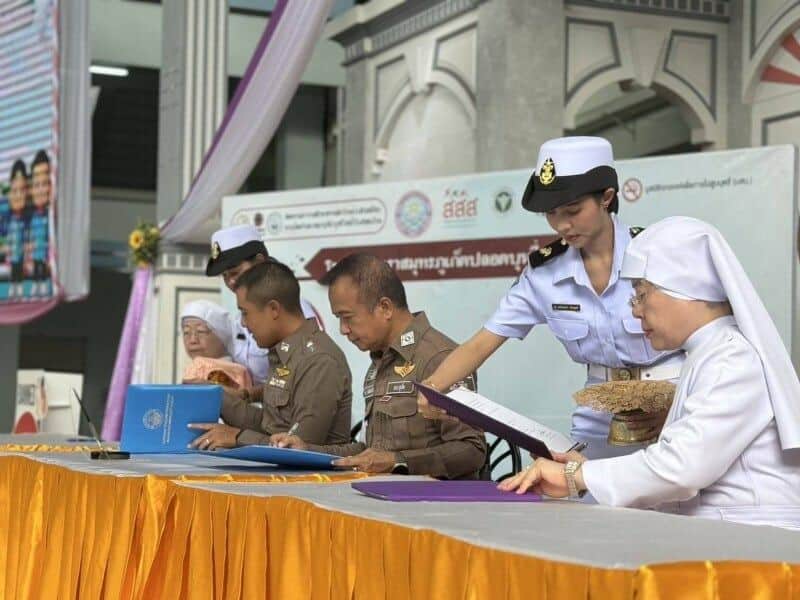 Phuket cops team up with school to fight drugs and helmet rebels | News by Thaiger