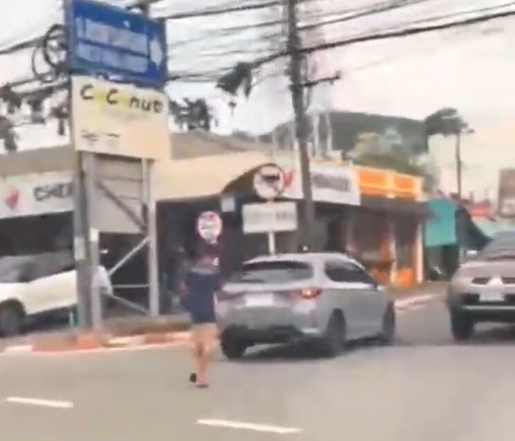 Mystery man goes viral for 'following' cars at Phuket traffic light (video) | News by Thaiger