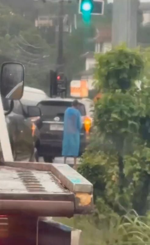 Mystery man goes viral for 'following' cars at Phuket traffic light (video) | News by Thaiger