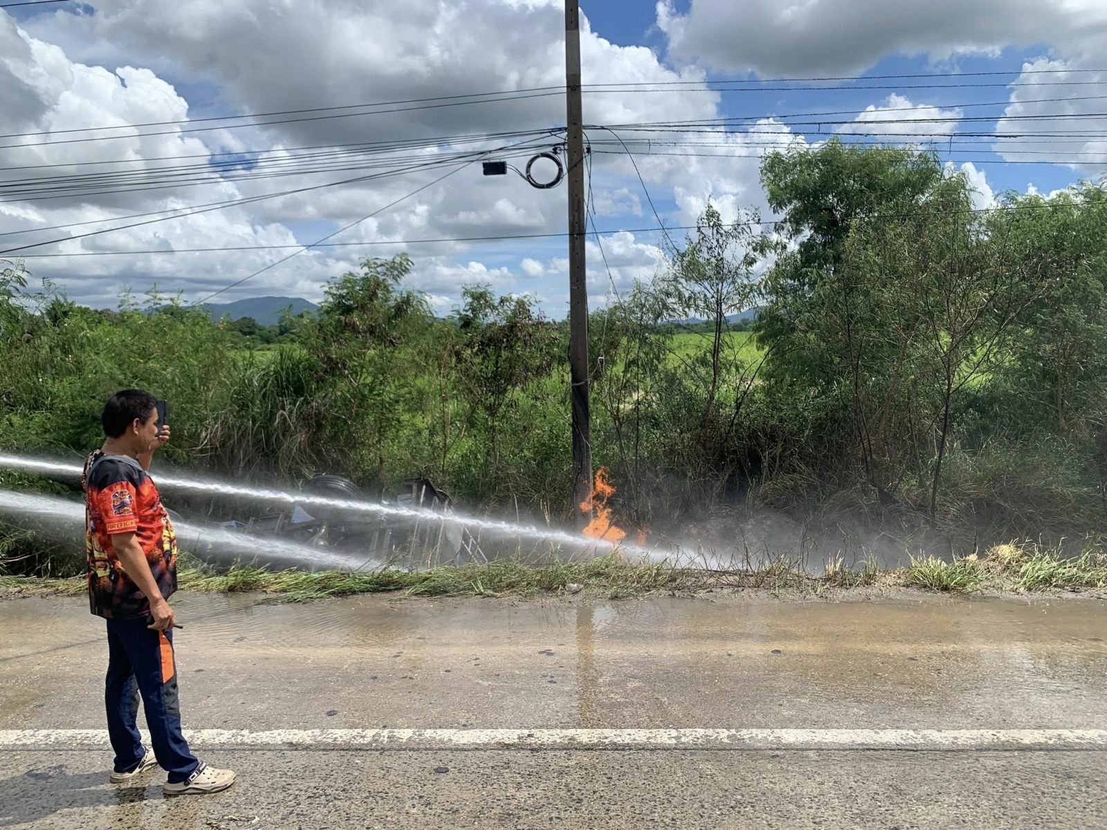 Lorry explosion in Chon Buri sends flames 10 metres high (video) | News by Thaiger