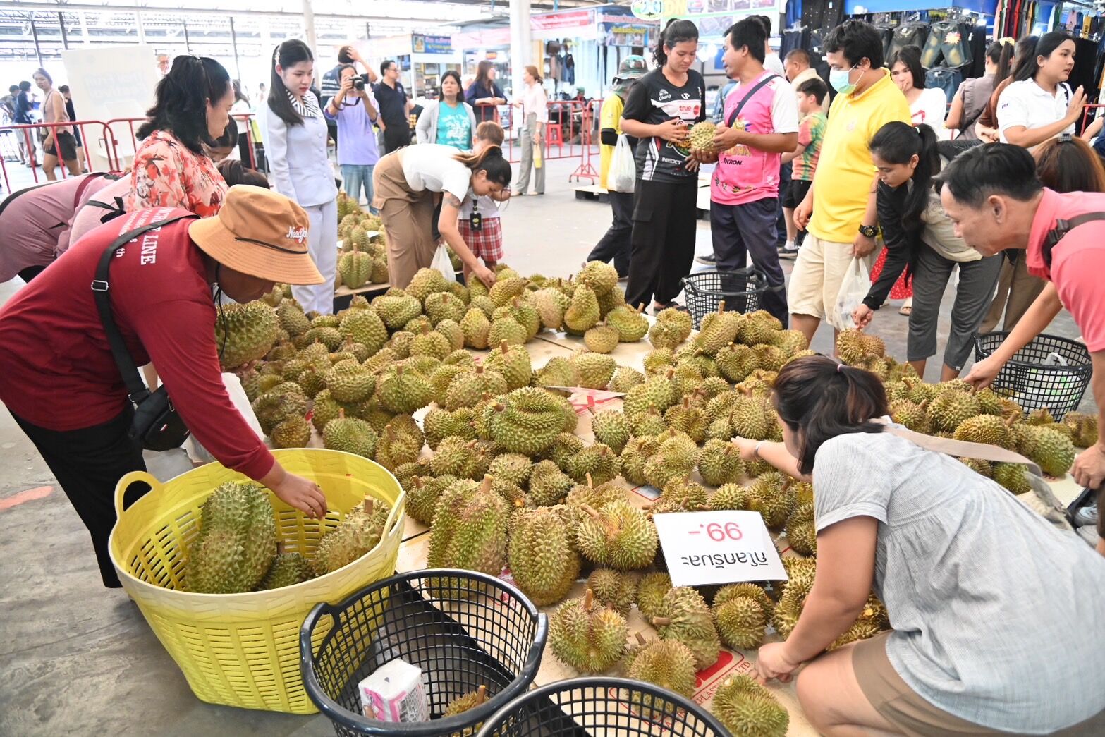 Thai Fruits Festival 2025 launched to boost domestic durian sales | News by Thaiger