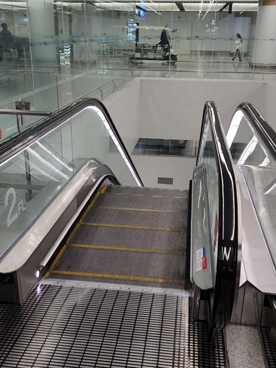 'Screw-up' at Suvarnabhumi: Broken bolt brings escalator to a halt | News by Thaiger