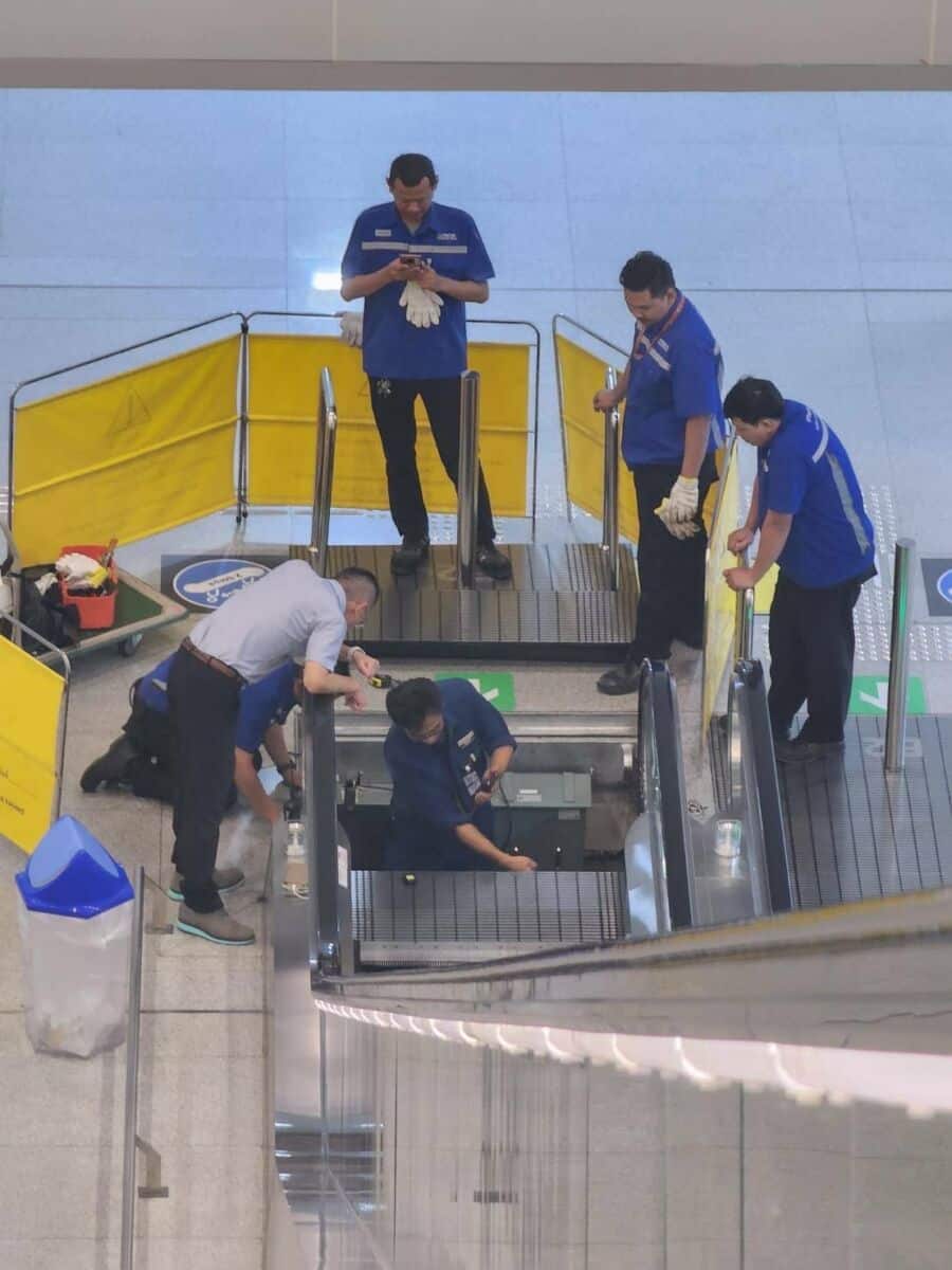 'Screw-up' at Suvarnabhumi: Broken bolt brings escalator to a halt | News by Thaiger