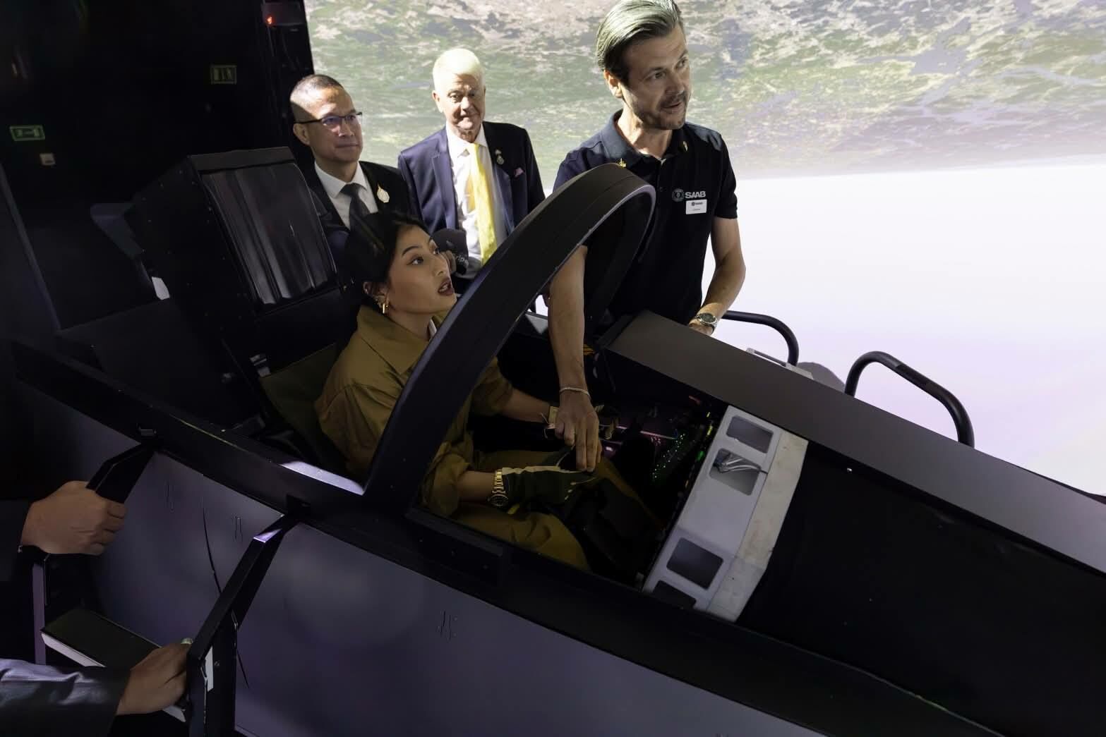 Thai princess takes to the skies with Sweden’s top fighter jet | News by Thaiger