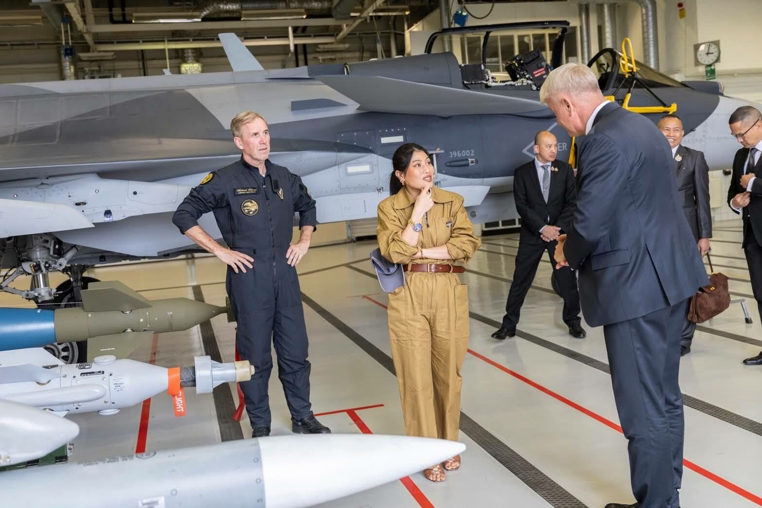 Thai princess takes to the skies with Sweden’s top fighter jet | News by Thaiger