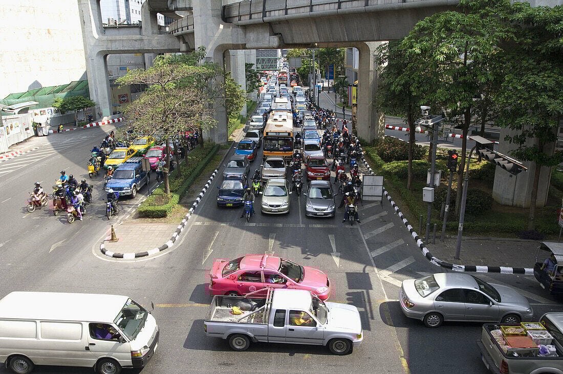 Bangkok protest shuts hospital clinics, triggers traffic meltdown | News by Thaiger