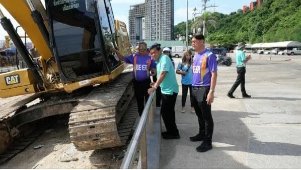 Pattaya deputy mayor leads cleanup of sunken docking buoys | News by Thaiger