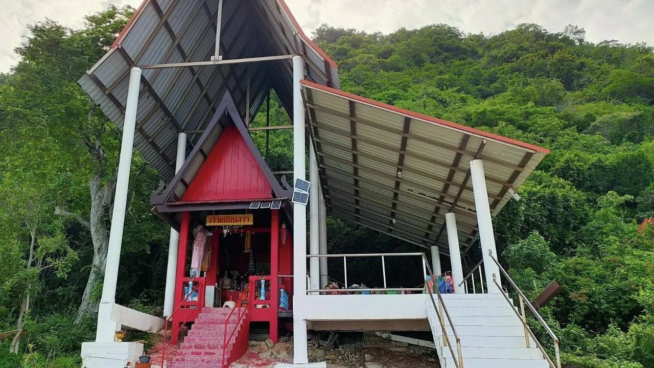 Koh Nom Sao shrine
