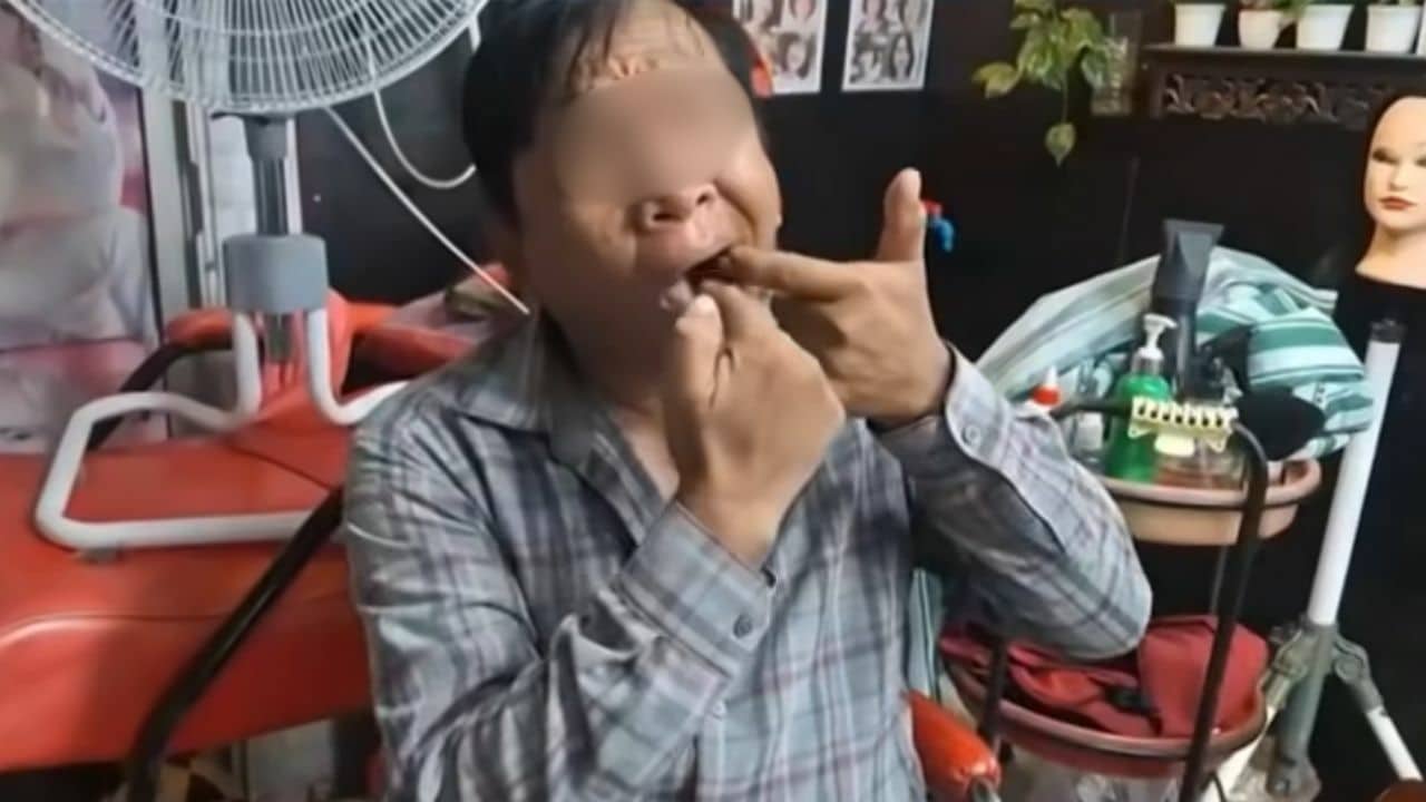 Thai gay man demands gold stolen by boyfriend
