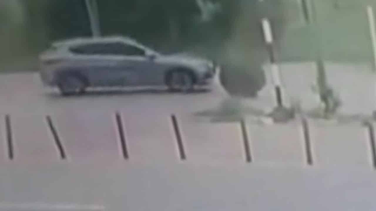 Wheel hit car cause injury to doctor