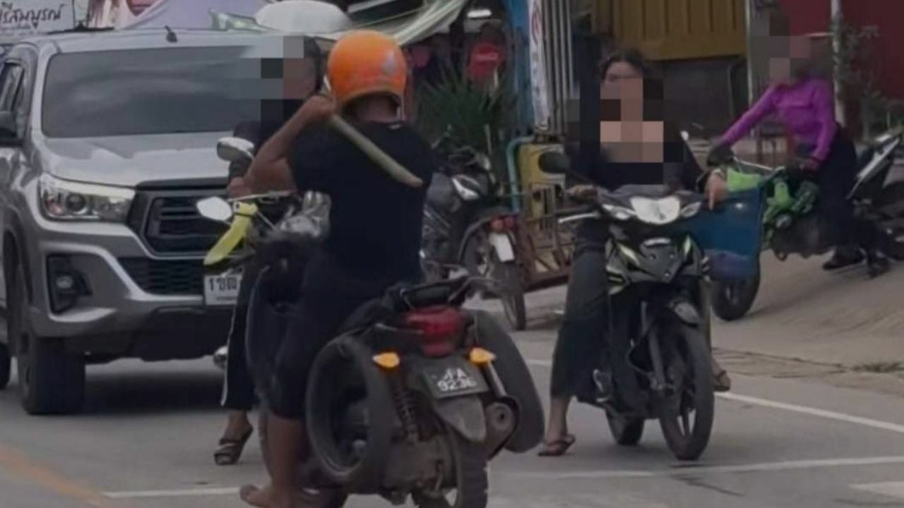 Foreign motorist damages locals' vehicles with wooden stick
