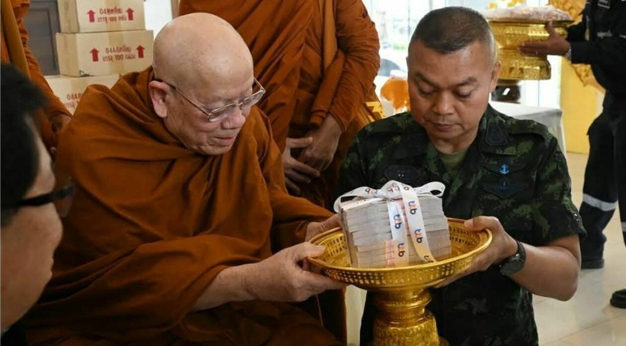 MOnk donates 1 million baht to 2nd army area