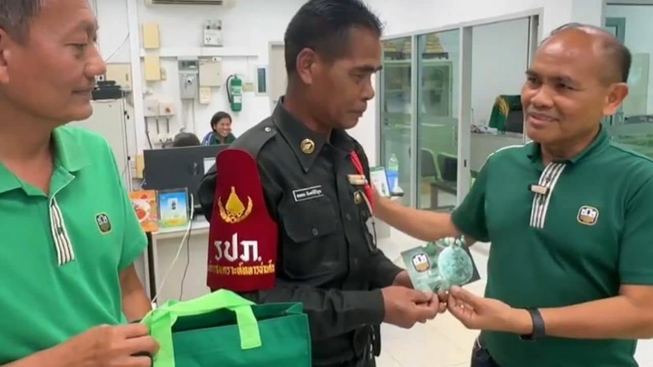 Thai security guard stops bank robbery