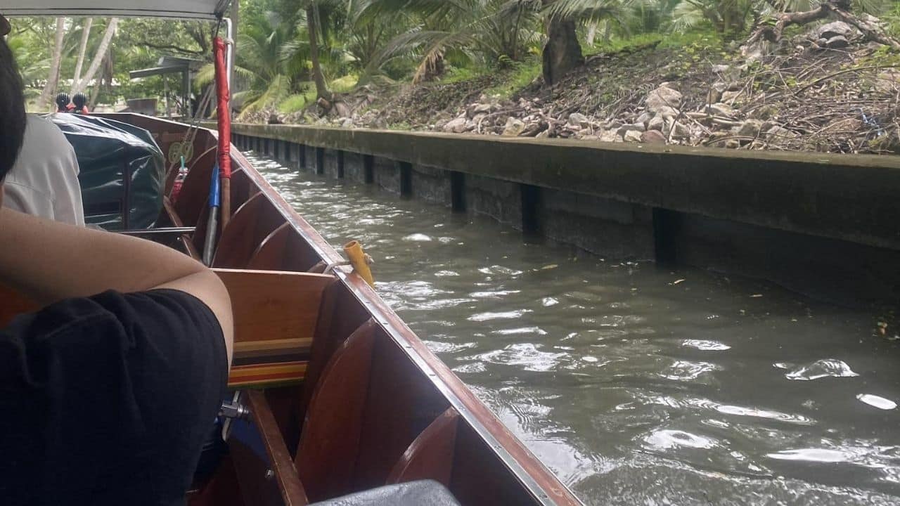 Thai woman calls out after paying 9,500 baht for boat trip at floating market