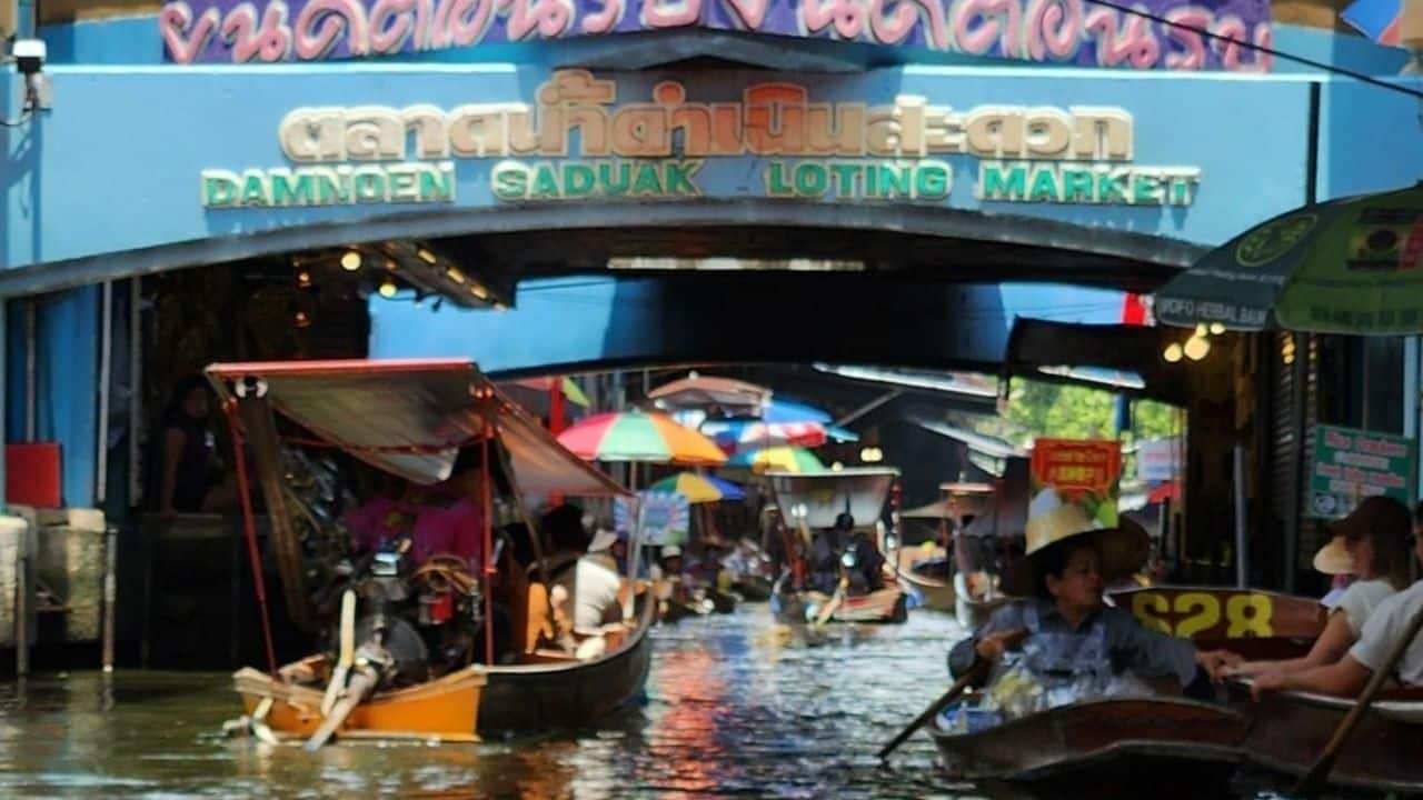 Tourists accused boat operator at floating market for overcharging