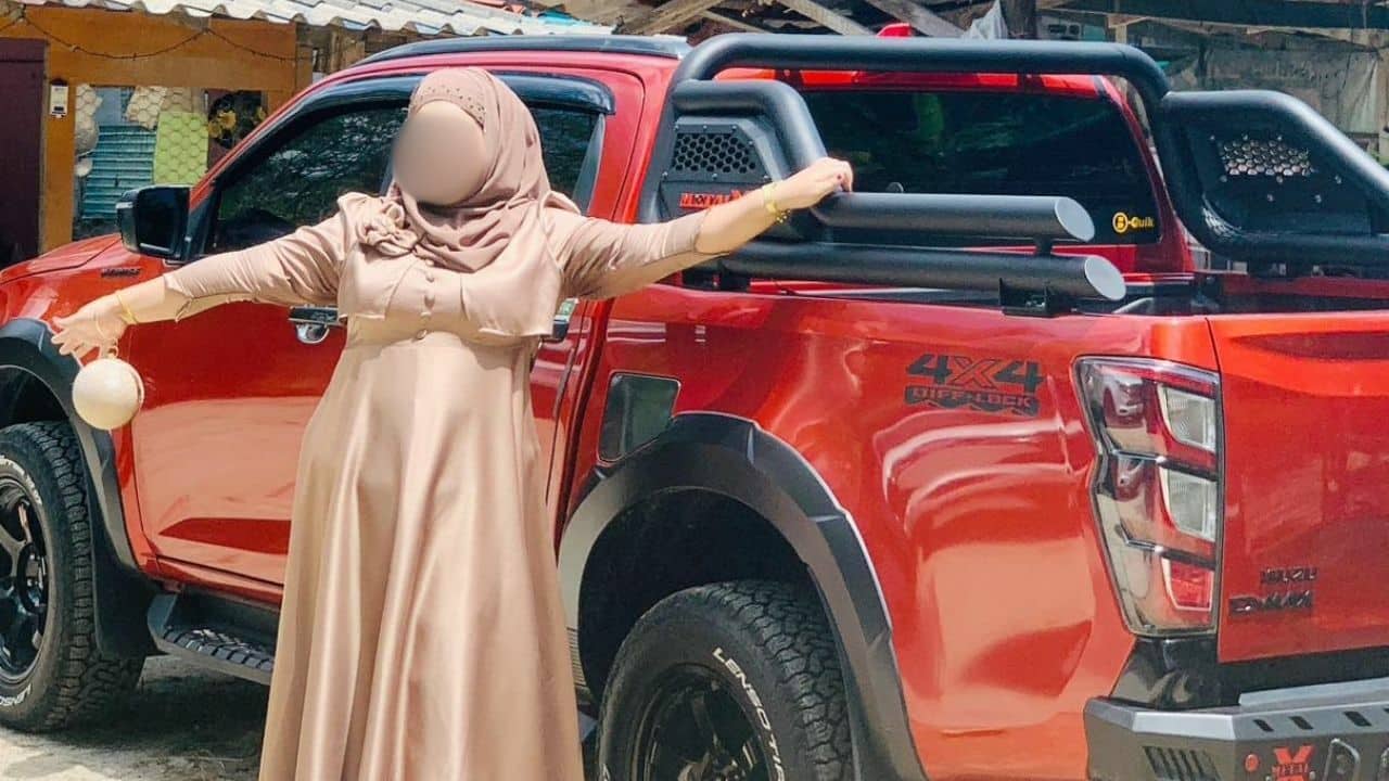 Thai woman confront foreign driver on Phuket road