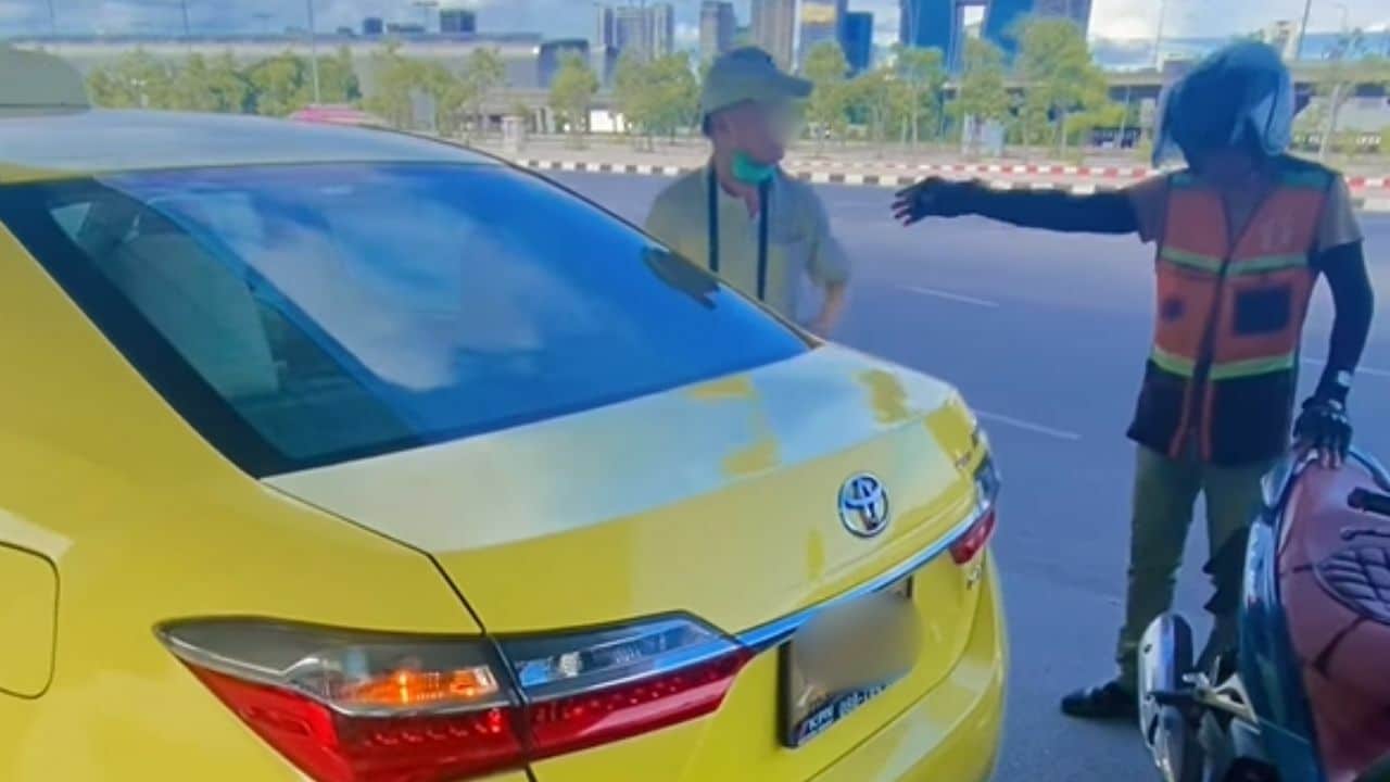 Thai taxi driver argues with passenger over payment method