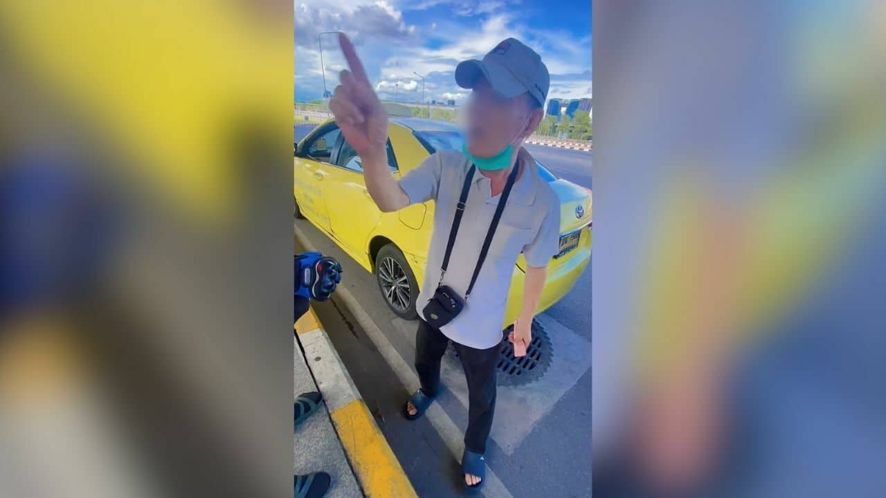 Thai taxi driver refuse bank transfer leading to dispute with passenger